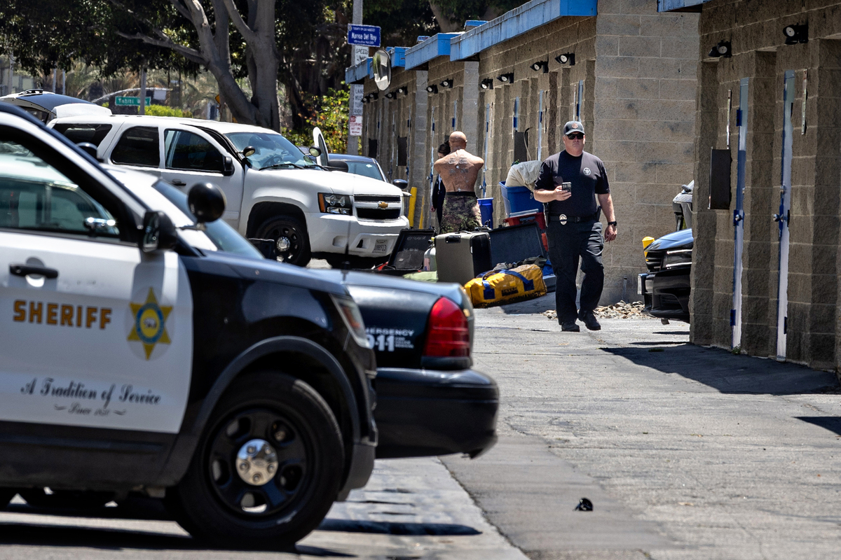 写一份英国议会辩论的三辩英文辩论稿主题为：不同意在工作日禁止私家车进入市中心。关注点是这会对民众的安全造成威胁