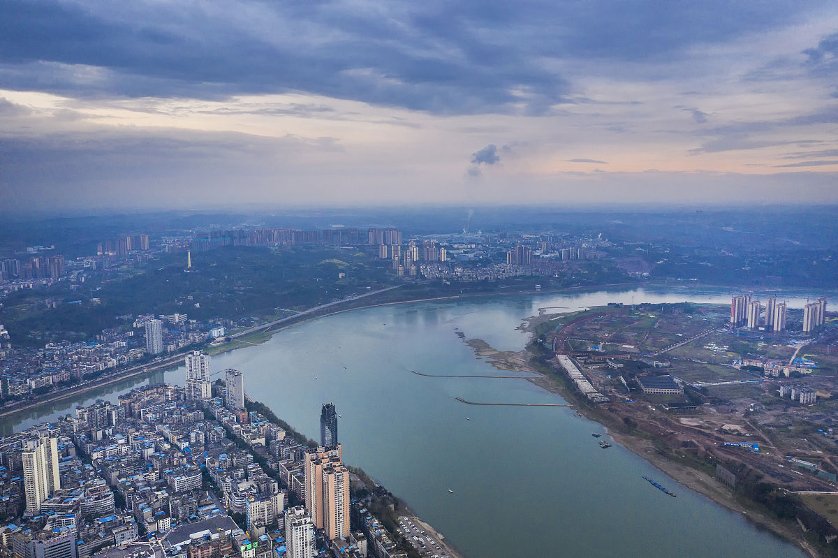 2020年3月3日,四川泸州,一场春雨过后,碧空如洗,粉蓝色的夕阳映照长江