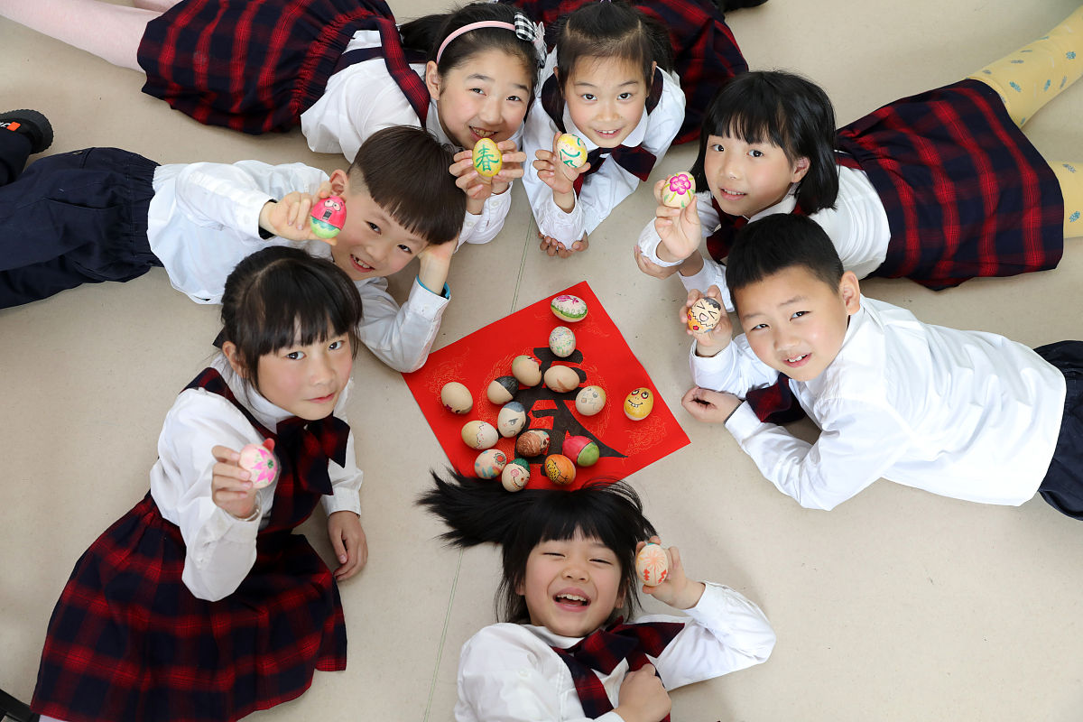 出一道小学二年级知识范围内的有难度的数学思维题。要求题目需要同时涉及语文、数学、历史的学科内容并且最后得出的答案必须是一个个位数。请同时给出解题过程。