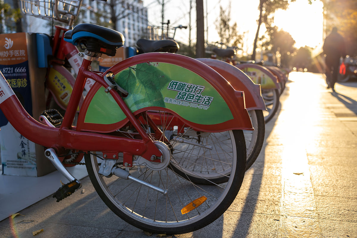 翻译一下下面的句子1 There is a clear potential for the greater use of the bicycle as an alternative means of personal transport to the car particularly for short journeys 2 Sixty per cent of all car journeys a