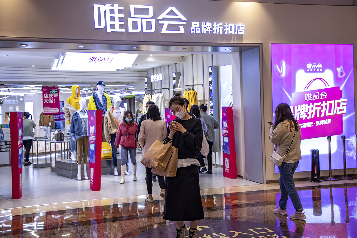 中老年网购时最喜欢服饰和鞋类品类的商品具体有哪些请具体分析说明