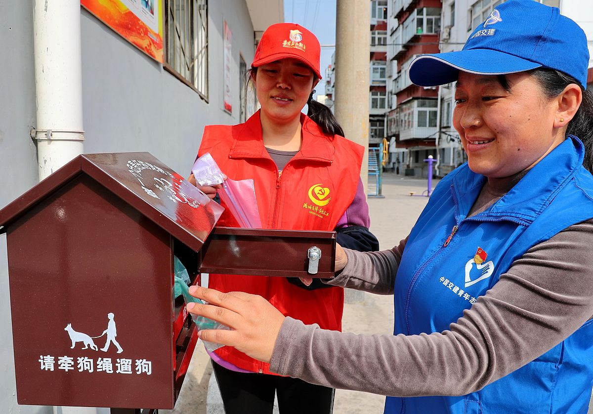 2021年4月27日,河北省秦皇岛市海港区工人南里第二社区志愿者和中交一