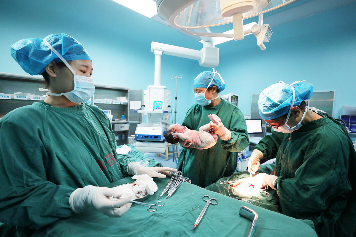 使用专业医学用词描写一段一个主任医师在心脏搭桥手术力挽狂澜的具体描写