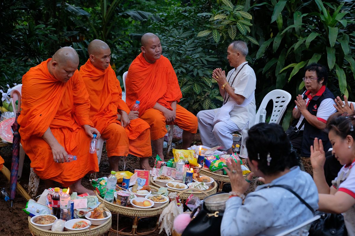 当地时间2018年6月28日,泰国清莱,僧侣们举行祈祷仪式.chiang rai, th