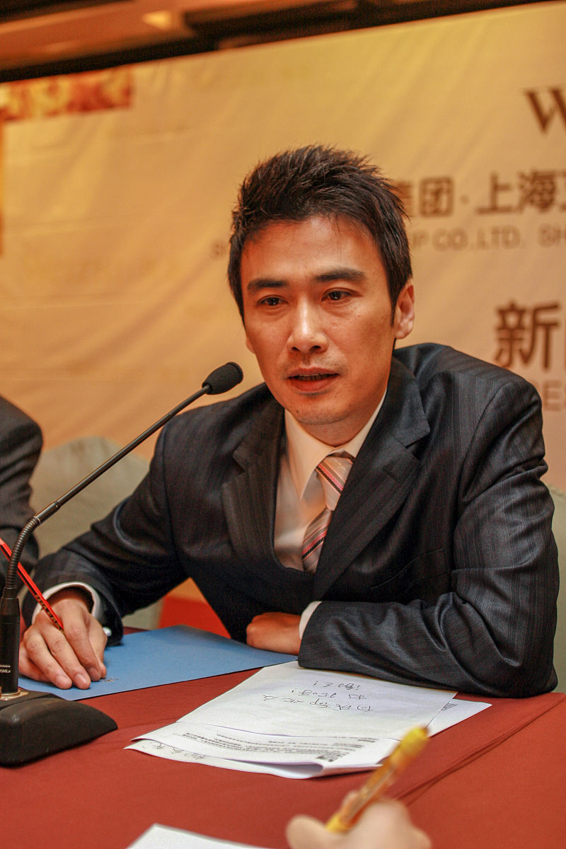 2008年4月22日,四川成都,影视演员柳云龙受邀成为国内知名男装品牌伟