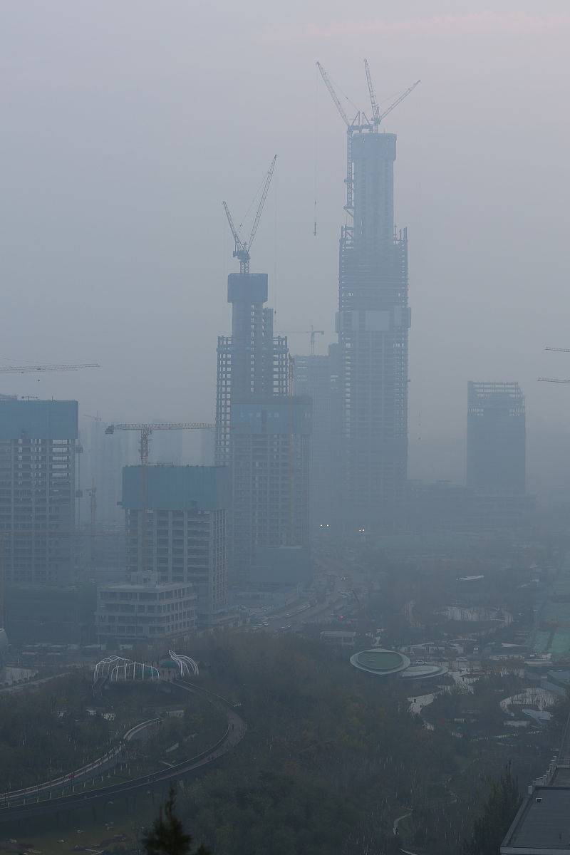 您好您好有什么可以帮助您的吗？您的提问过于频繁了请歇一会吧济南沙尘暴来了怎么办如果您在济南建议尽量减少户外活动特别是在沙尘暴强度较大的时候。同时要注意保护好眼睛、口鼻等呼吸道可以佩戴口罩、带眼镜等。在室内可以开启空气净化器保持室内空气清新。如果出现呼吸不适等症状及时就医。装修好的房间怎样降低污染装修好的房间可以通过以下几种方式降低污染：1使用环保材料：在装修过程中选择环保材料如无甲醛板材、环保涂料