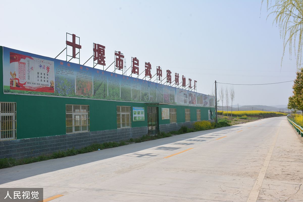 呼图壁县五工台镇农机局务大厅帮我用210字详细描述