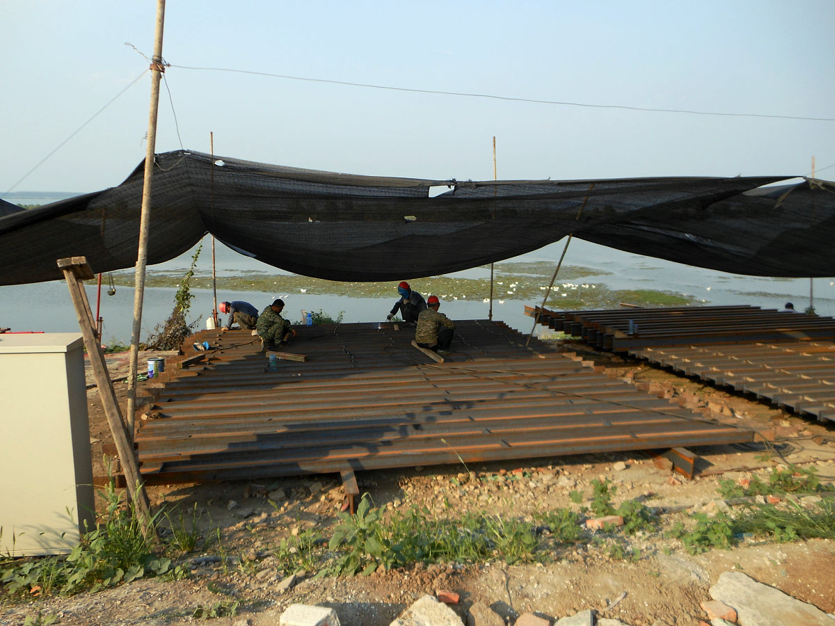 以下这段话如何换成另一种中文方式表达？定期跟项目专家委员会沟通