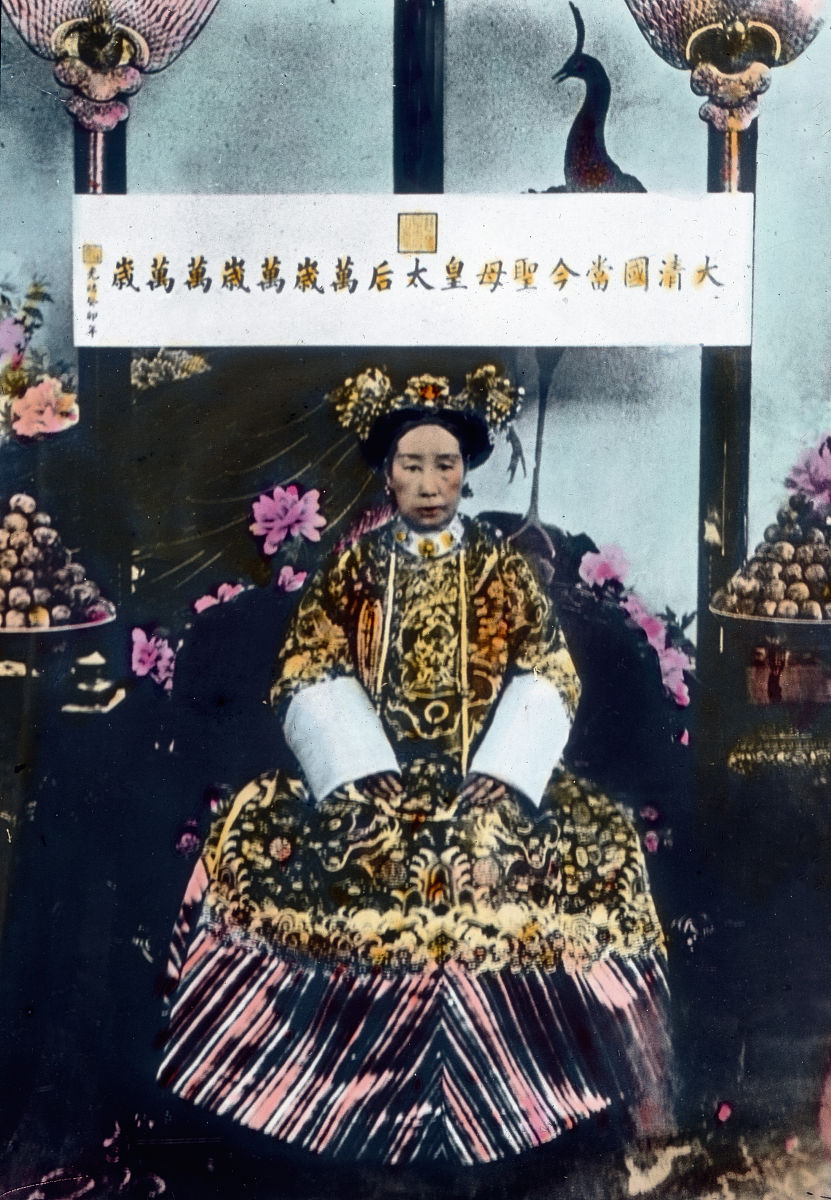 改写 熟悉晚清那段历史的网友都知道荣禄是慈禧太后晚年非常欣赏而且倚重的一位大臣一度官拜文渊阁大学士、直隶总督兼北洋大臣相当于宰相兼外交部部长和北京市市长。那么慈禧为什么那么宠幸荣禄呢？据野史记载荣禄是慈禧的初恋情人。有人就说啊既然是野史那肯定是假的。不过对于研究历史的来说野史也不全是瞎编的有些则是正史不方便记载的花花草草就被野史给偷偷记下了。你想啊慈禧执掌大权40多年荣禄后来也权倾一时史官出于