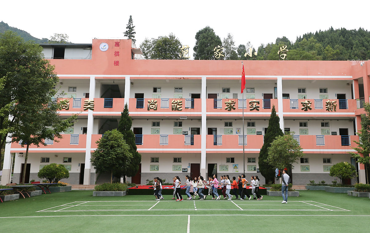2019年09月,四川省广元市利州区范家小学.范家小学的学生在上体育课.(