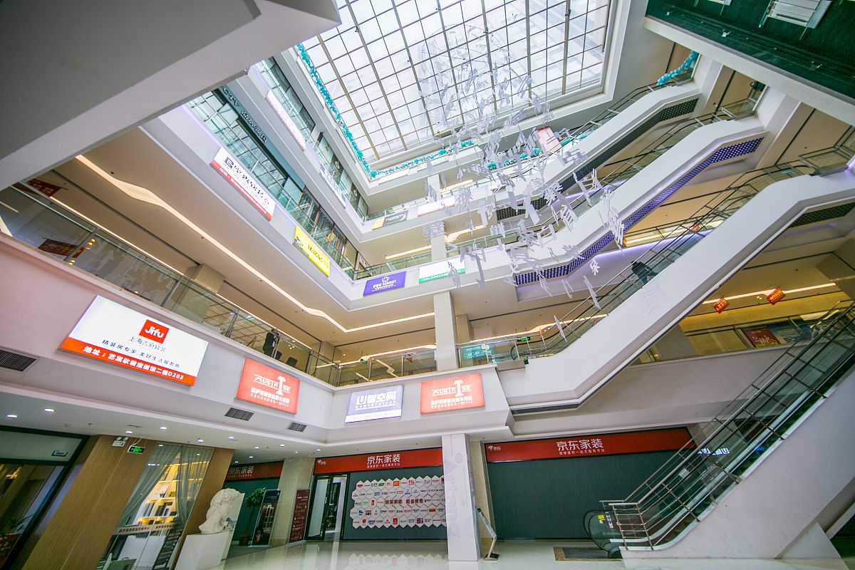 2020年11月12日,河南郑州,华丰灯饰界内的灯具店铺.