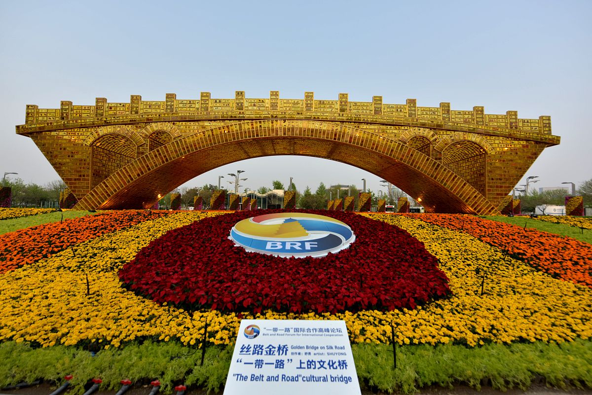 2019年4月17日,北京,"一带一路"高峰论坛主题花坛"丝路金桥"景观亮相