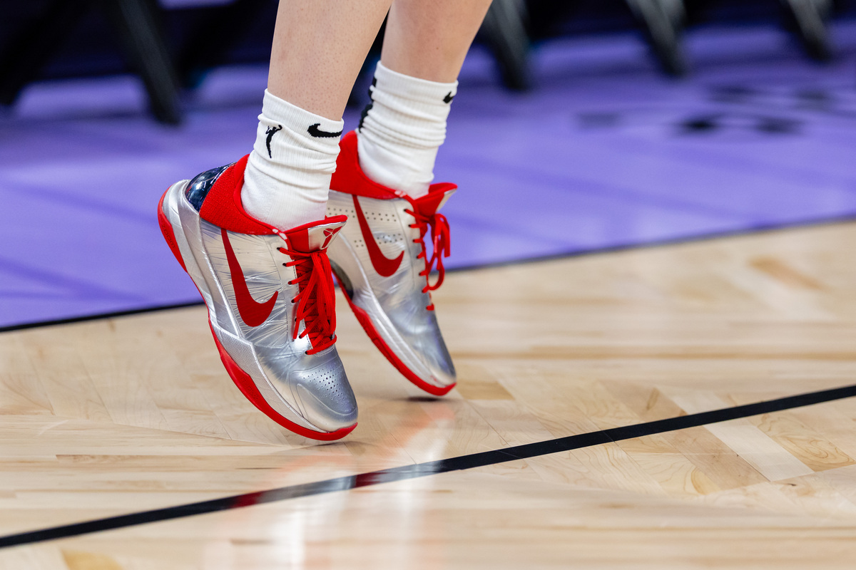 帮我写五个页面的air jordan的div+css的html5的源代码网页要用样式表