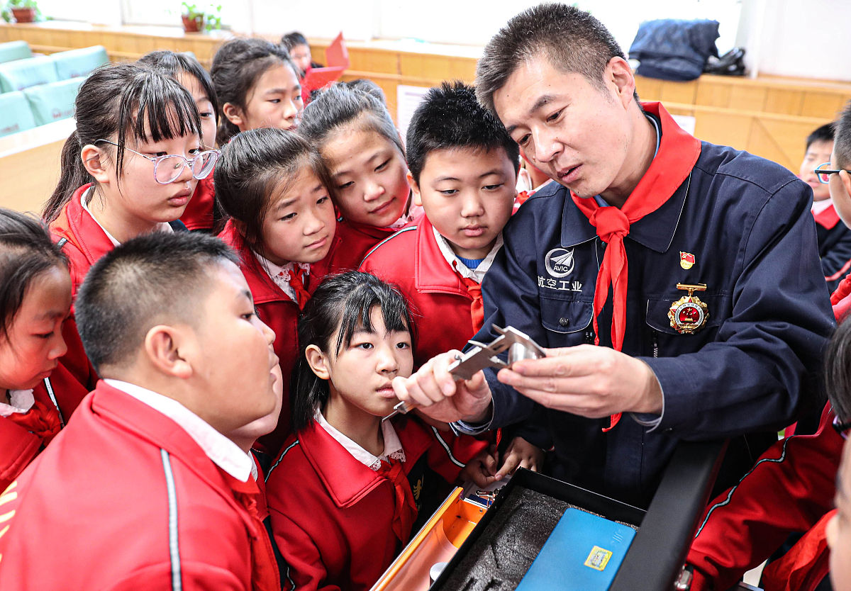 以弘扬劳模精神传承劳模精神为主题的3000字论文