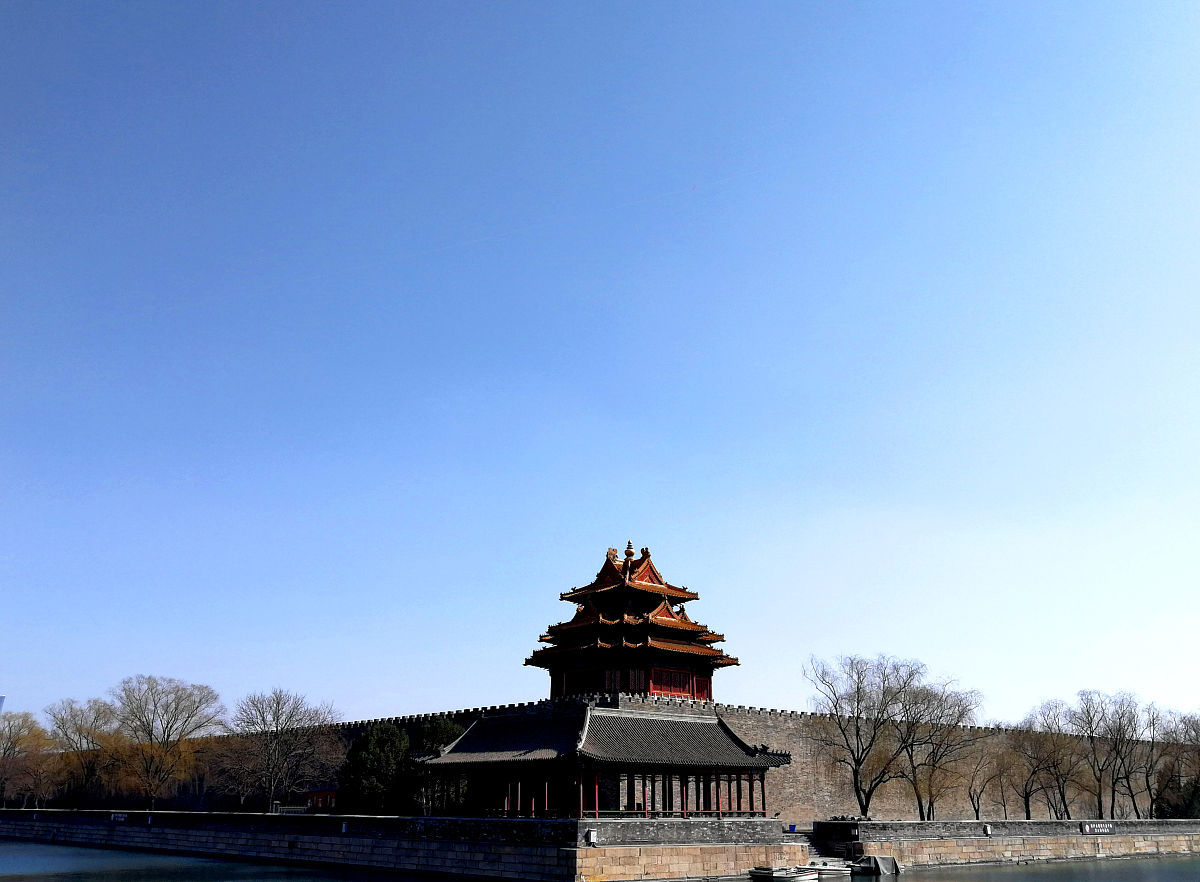 2019年3月5日,北京迎大风天气,故宫博物院的建筑在蓝天衬托下,更显雄
