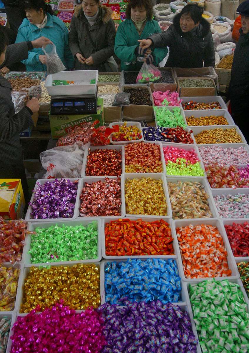 2006年01月16日,江苏省南京市,一家大市场里消费者购买糖果蜜饯等年货