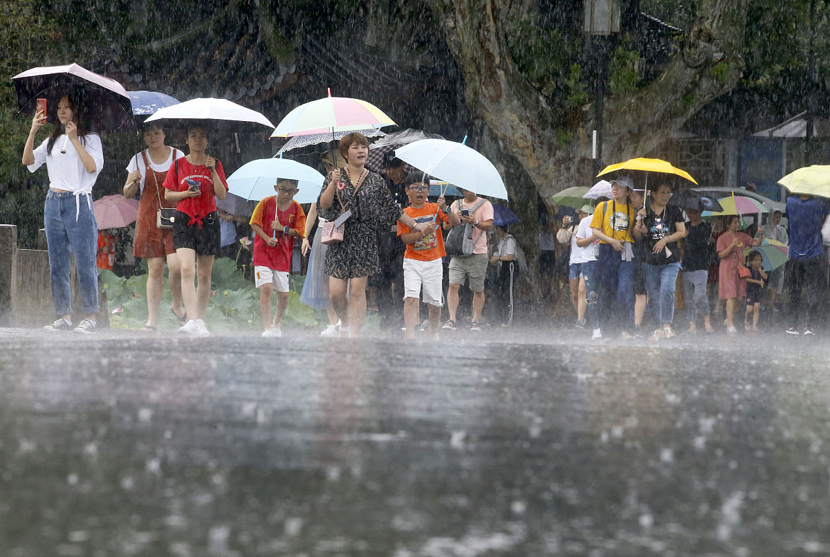 预计今天前半夜临安、萧山、富阳、余杭和主城区南部等地有阵雨或雷雨雷雨时部分地区有短时暴雨、局地7-9级雷雨大风和强雷电等强对流天气最大小时雨强40-60毫米。根据《杭州市防汛防台抗旱应急预案》杭州市防指决定于7月21日18时40分启动防汛IV级应急响应。写10条评论