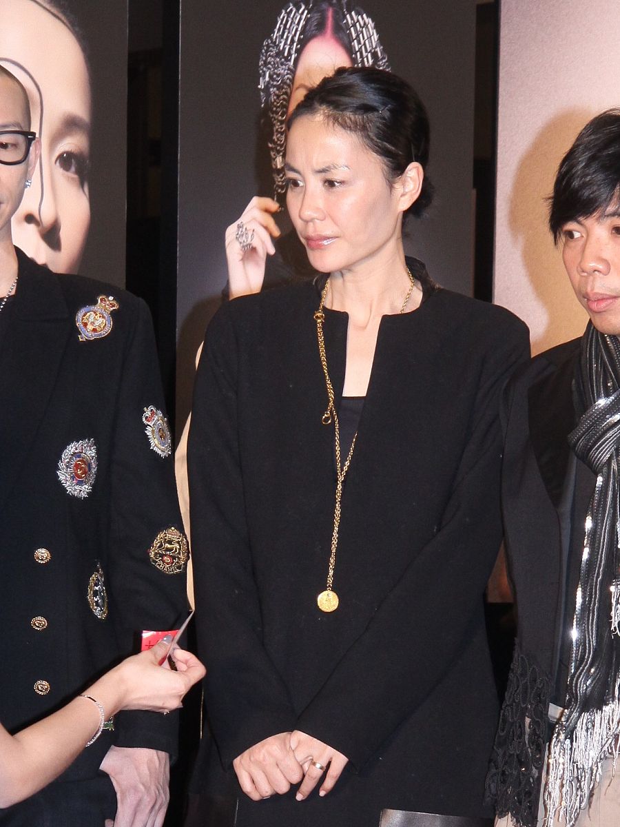 请用简洁准确的中文翻译Matters might have ended there but for a second even more personal problem Her wedding was followed by a grueling infertility which required Wang to go to the hospital every other day for s