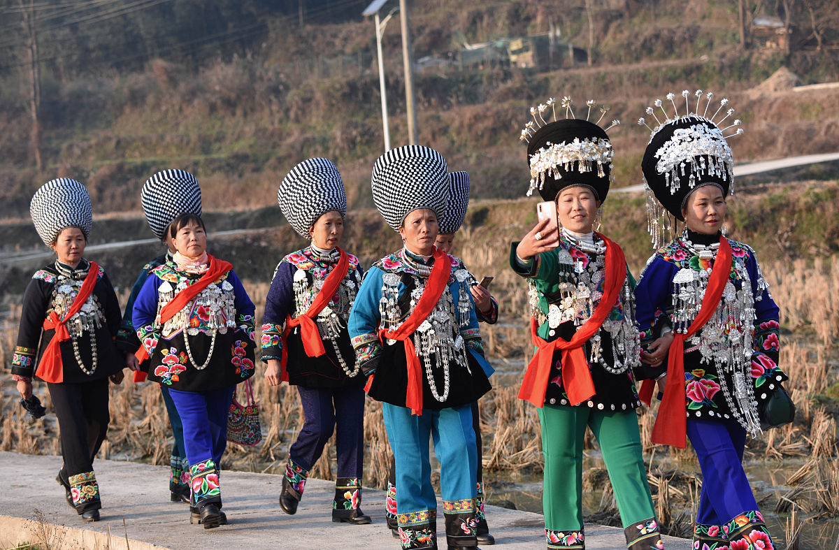2021年1月1日,苗族村民在贵州省铜仁市松桃苗族自治县盘石镇盘石村行