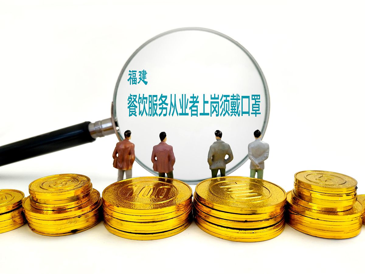 你是一个有四五年审计工作经验的求职者你现在要应聘新闻类新媒体信息技术公司的项目管理专员岗位请你回答面试官关于在财务、审计、法律方面的经验分享并结合岗位职责聊一聊