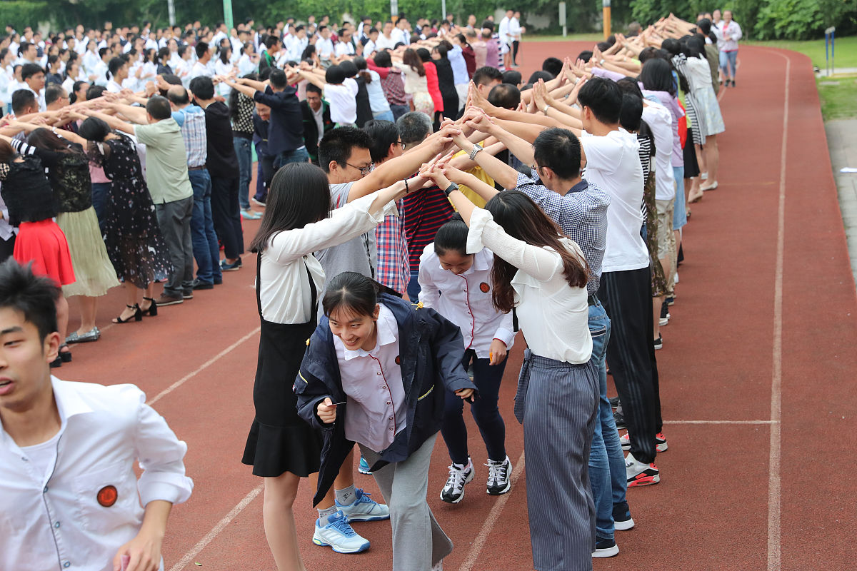 2018年6月4日,浙江省宁波二中,同学们穿越老师们用双手搭建的"成功门"