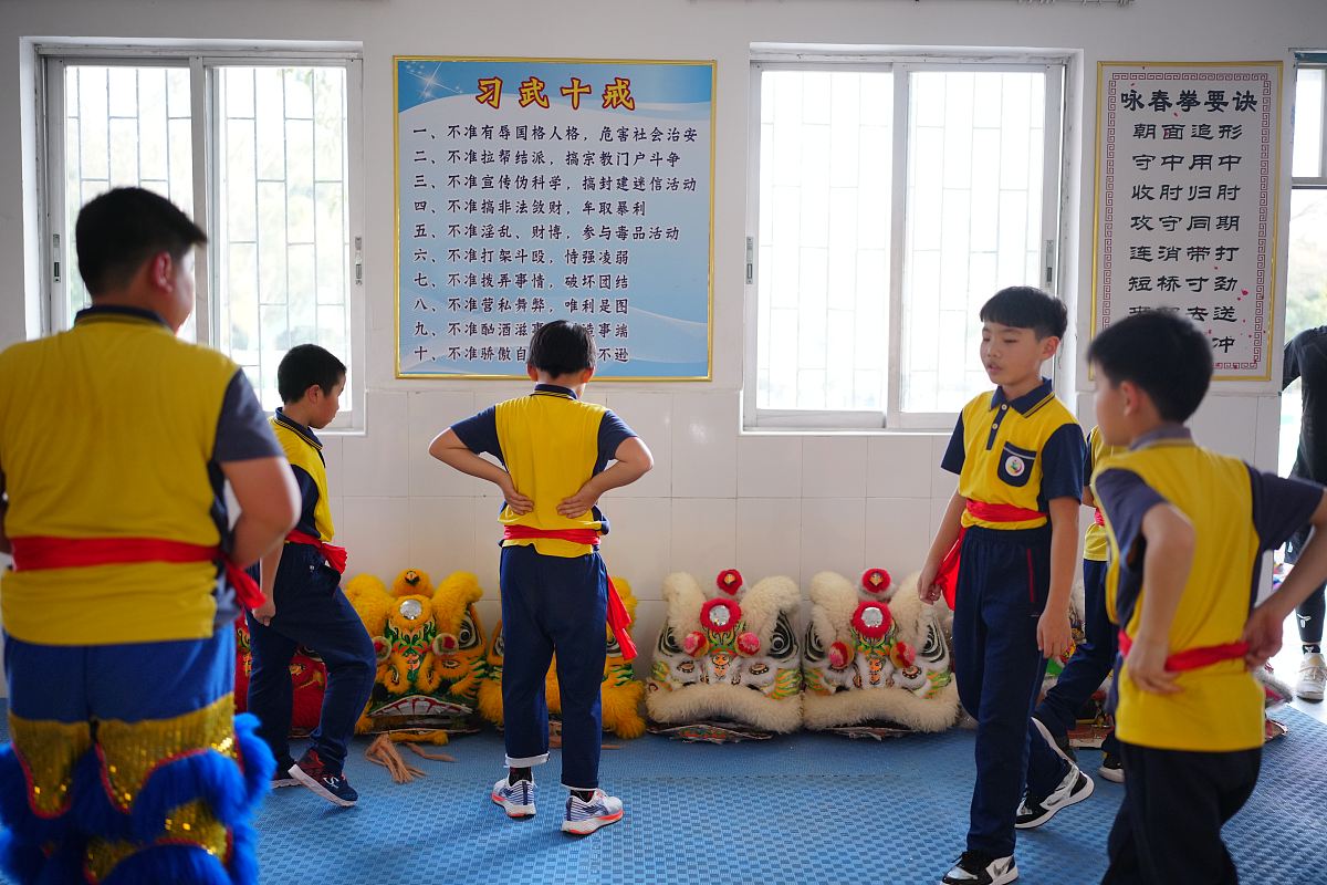 改写润色以下文段：兴发教学的核心在于激发学生的兴趣通过科学的方式引导学生学习状态积极方向的转变。作为一种具有科学性的新型教学方法小学英语学科在兴发教学法的使用方面取得一定成效。将兴起教学法的教学效果以及素质教育小学英语教学目标对比分析情况下二者是存在一定的一致性的。即将兴起教学法应用到英语课堂当中合理设计各个环节的教学设计尤其是在英语探究学习活动环节当中能够循序渐进地实现素质教育下英语教学目标的。