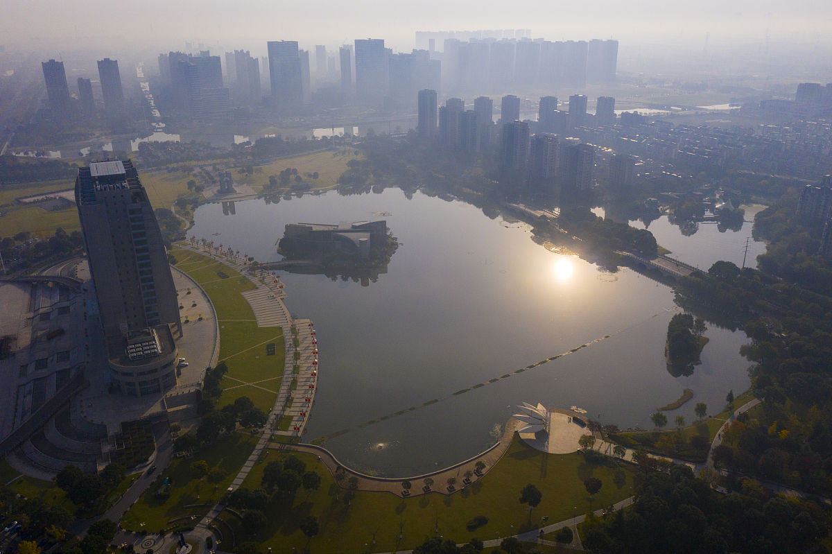 2021年11月17日,江苏省昆山市,在水之韵公园上空现平流雾景观.