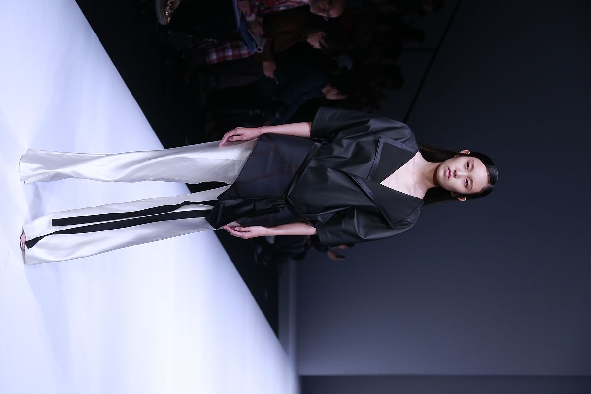 请以刚刚劳动完大学生的身份写一篇劳动实践课程日志