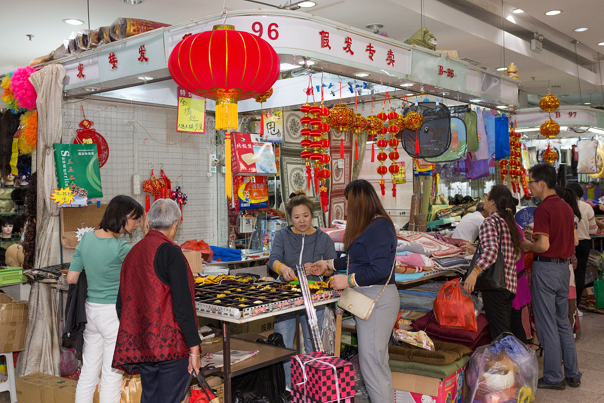 2018年9月28日,经营了20年的北京官园商品批发市场永久性停止营业,西
