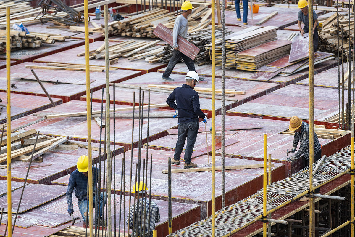 请用自己的理解论述监理在房建施工质量中的事前控制对策，写成一段话形式，不能直接抄袭他人观点和概念。