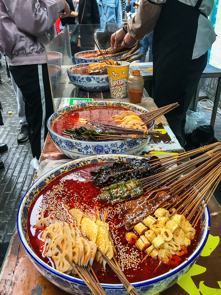 请帮我写1篇650字博客文章主题是：成都小吃街