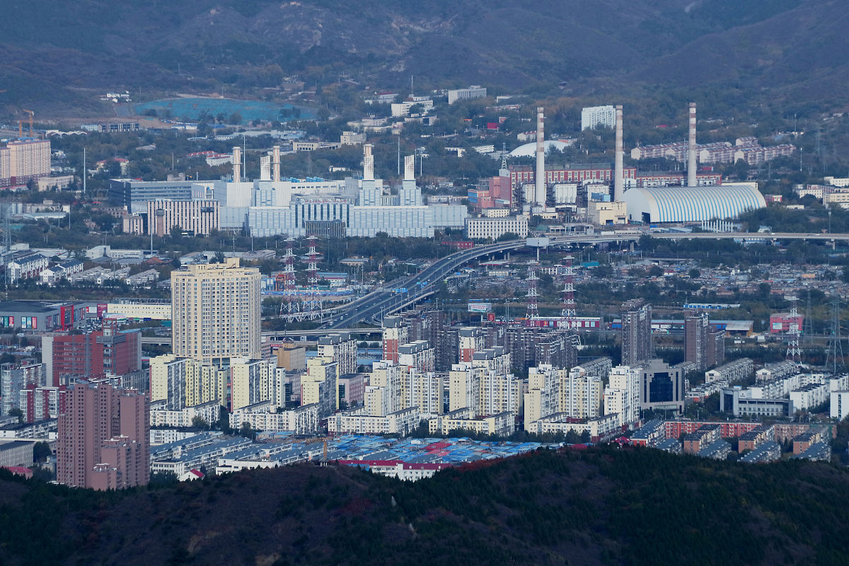 2020年10月28日,在北京市门头沟区潭柘寺镇定都峰上眺望北京城区.