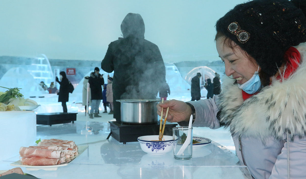 2021年1月1日,哈尔滨,最低气温达到-30℃,在冰雪大世界,冰屋子火锅开