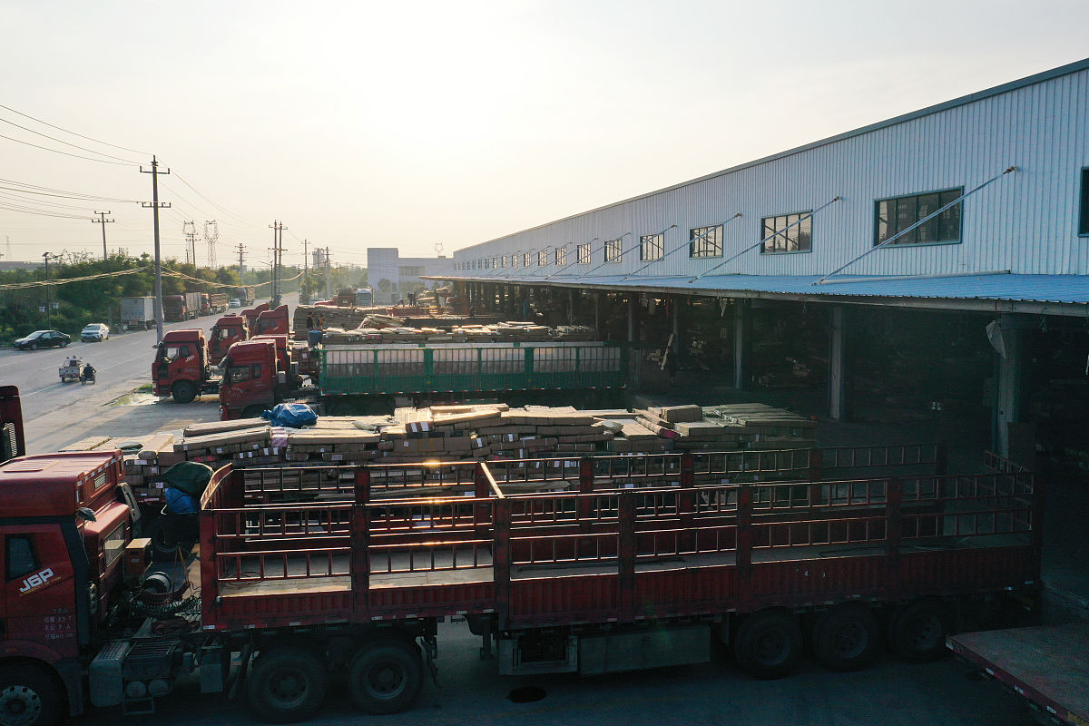 请翻译顶部5米深左右货物已被卸出