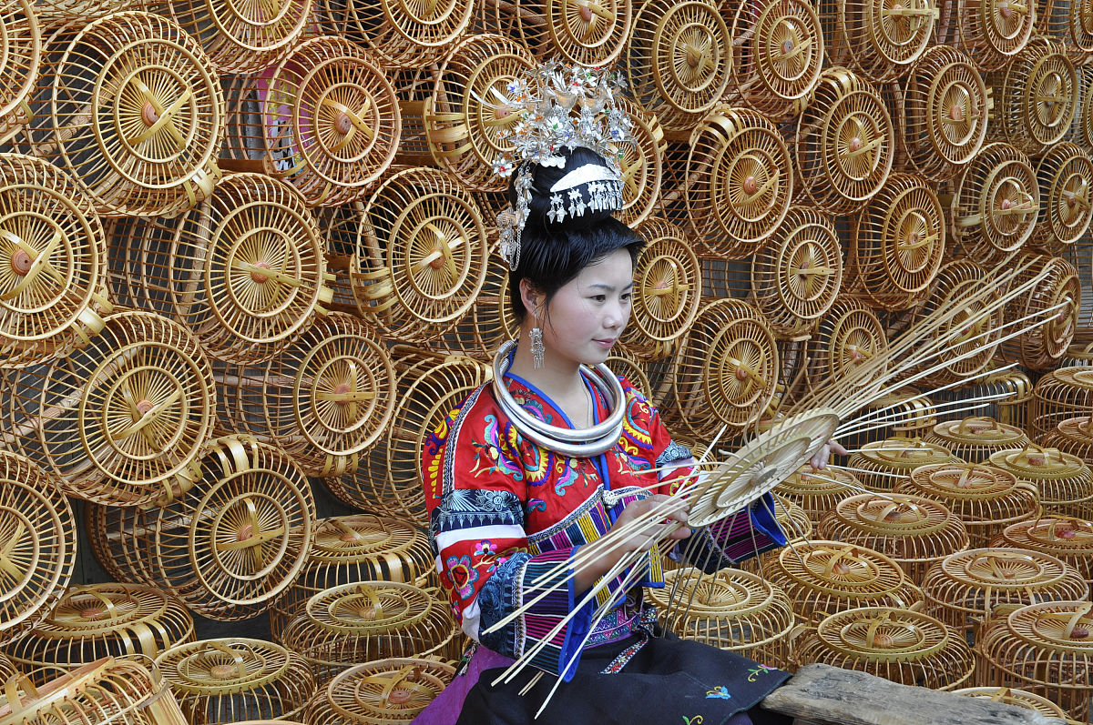 2011年5月6日,贵州丹寨,卡拉村,小鸟笼"编出苗寨大产业".