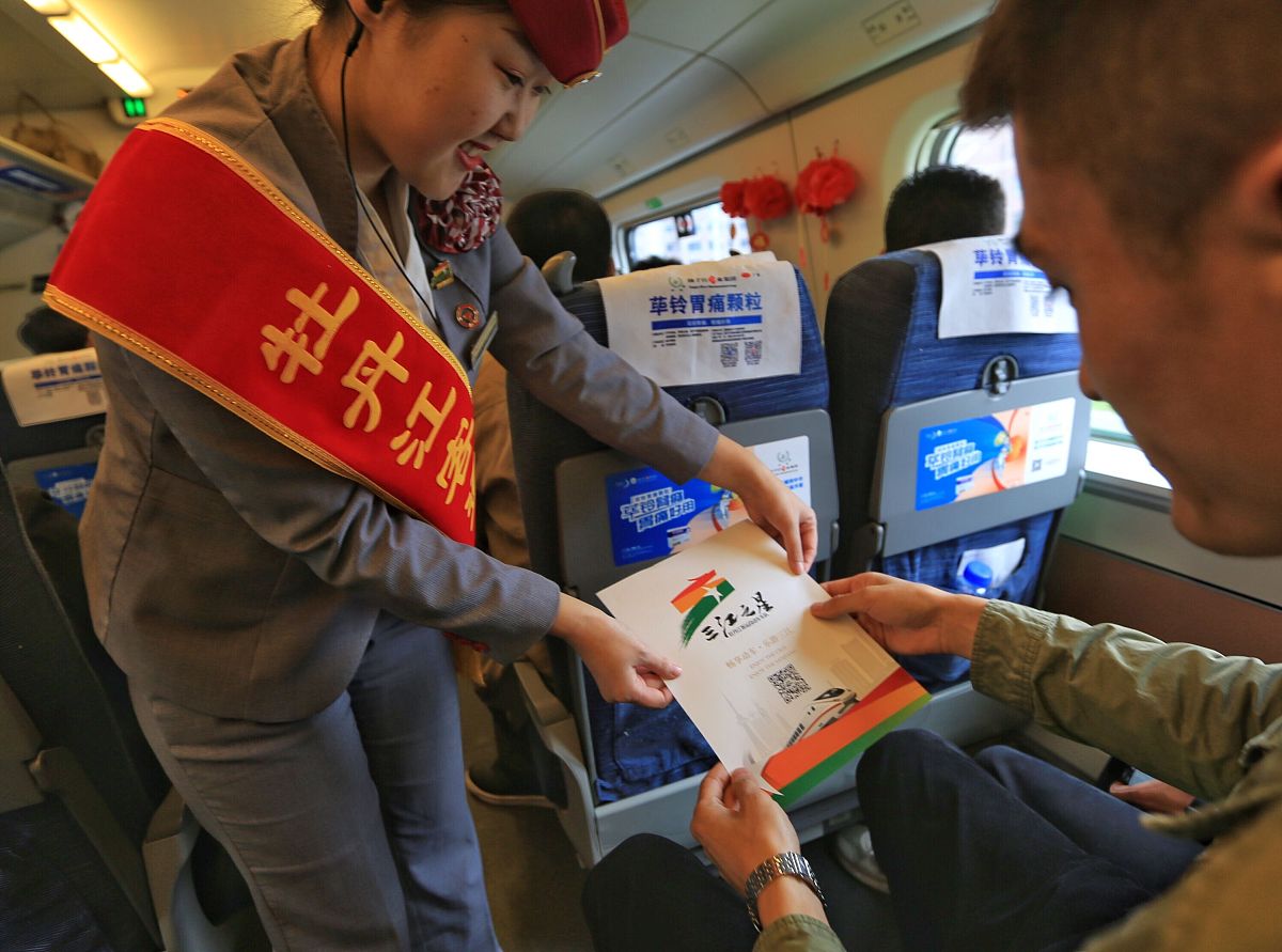 铁路职工及家属可以无条件免费坐火车吗？