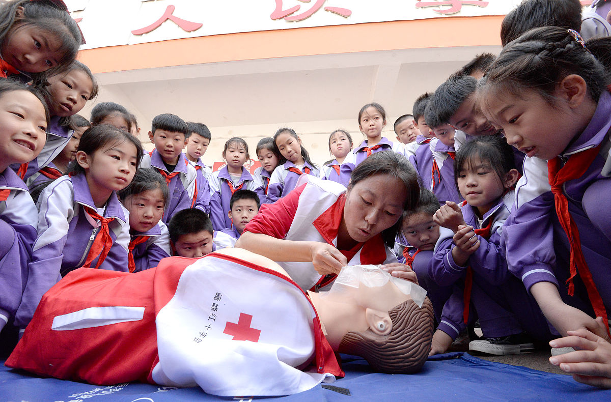 2021年5月6日,在河北省邯郸市峰峰矿区第二小学,峰峰矿区红十字会的志
