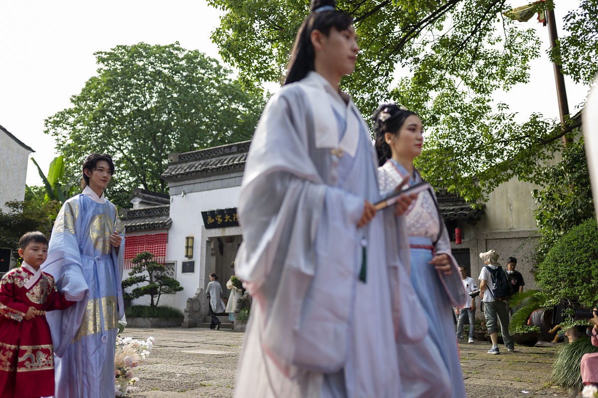 设计一个宋朝名人的cosplay show要有八个出场的演员请设计一下脚本。前面的不满意才请再设计一个版本。请以古代人穿越到现代的形式来呈现。具体些