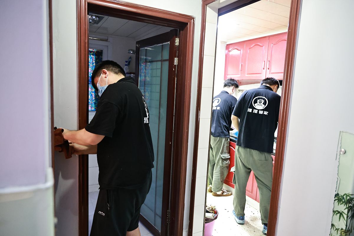 当你作为一名社区工作者在小区进行调研时发现五楼有个小男孩的头卡在了铁窗上请问你怎么办
