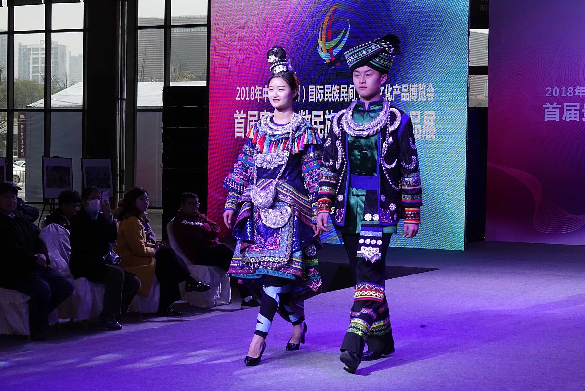 融合少数民族以及非遗元素进行原创衣物设计以及服装管理平台
