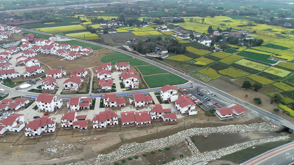 2019年3月16日,四川省绵竹市孝德镇"中国年俗村",新建的农房与农田中