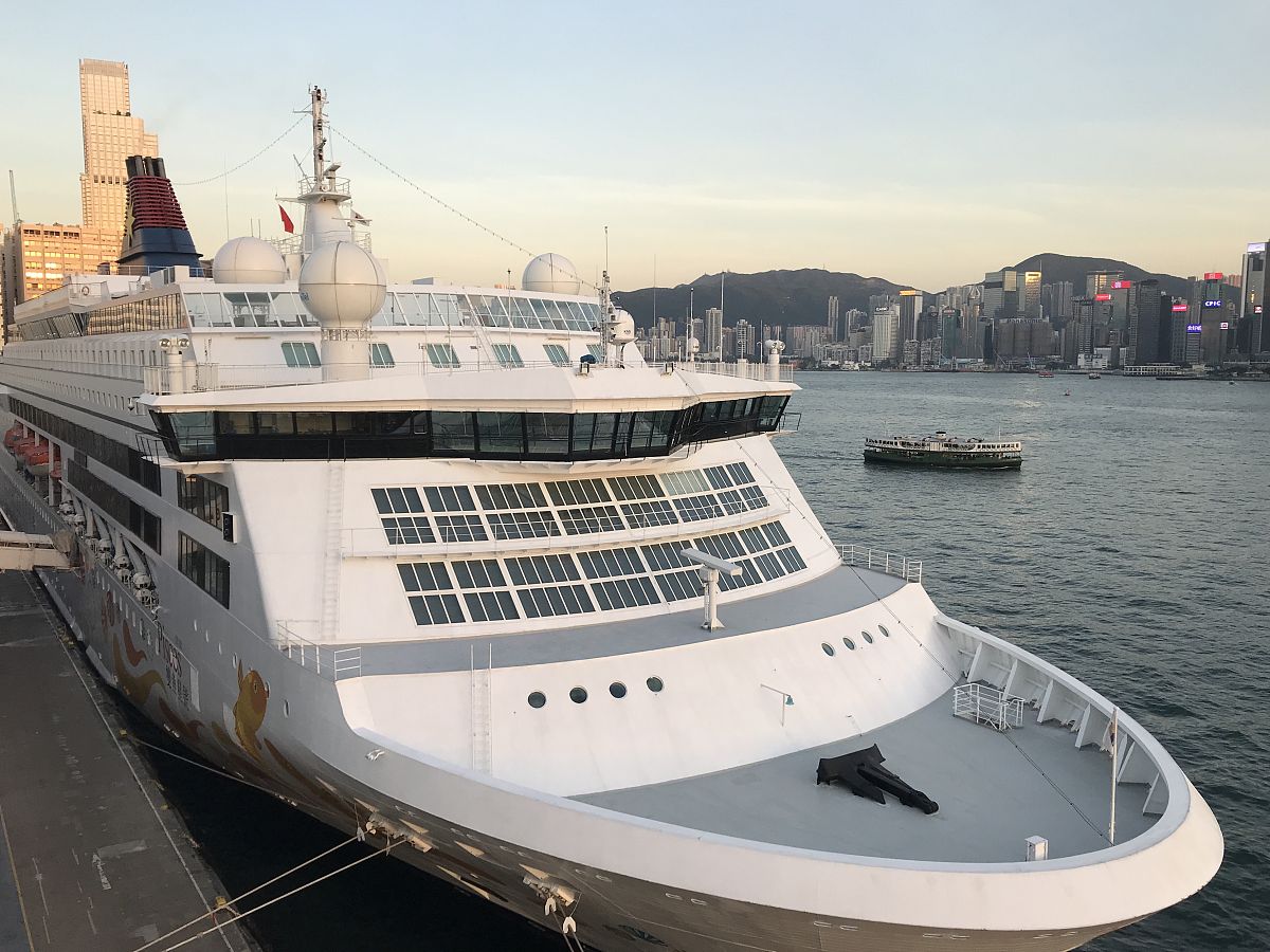 2018年10月30日,香港.丽星邮轮双鱼星号停靠在九龙的海港城,与维多利