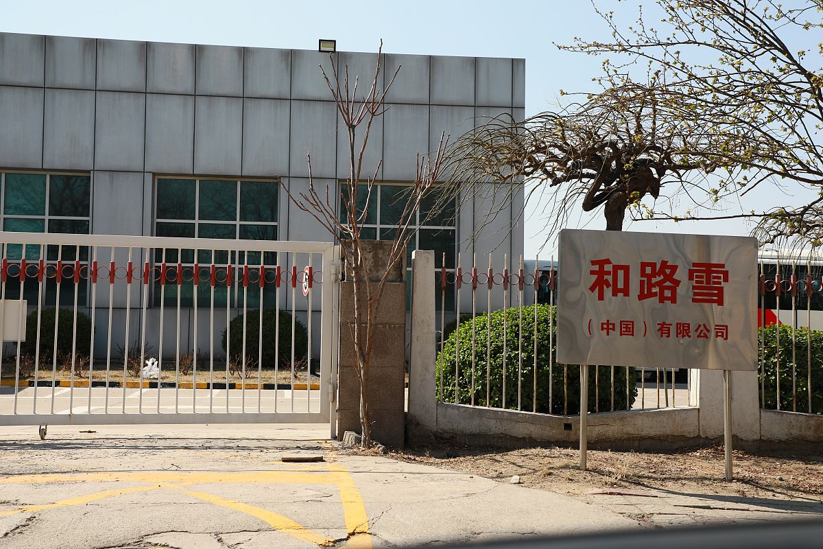 请写一篇关于电动伸缩门的文章不少于500字