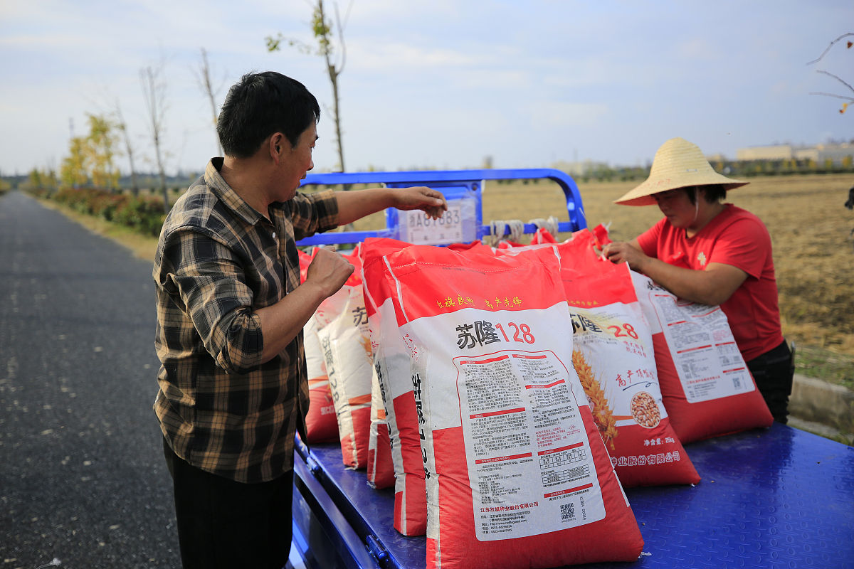 请帮我以企业献爱心 慰问助午收为题写一份朋友圈简短文字抬头