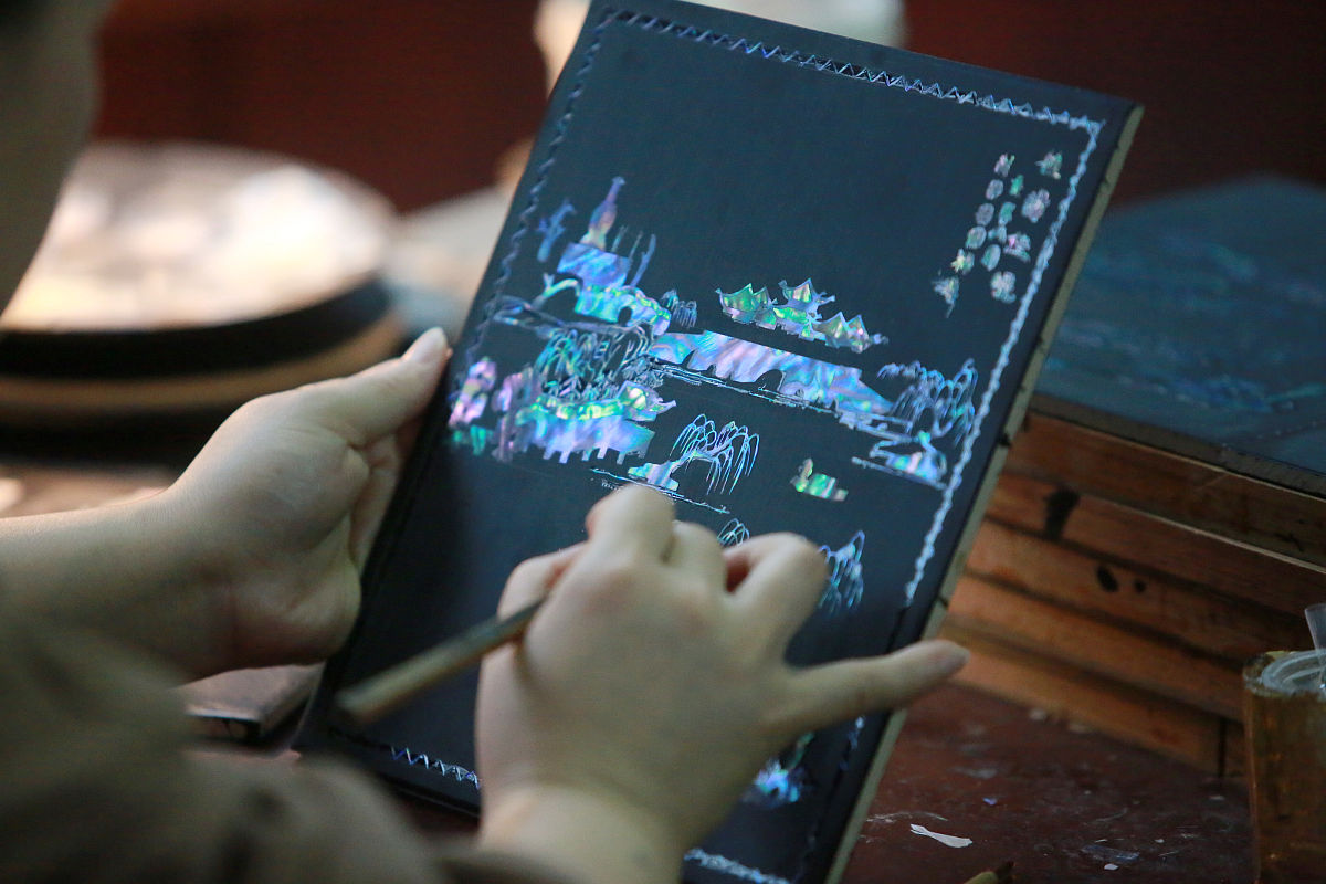 2021年1月21日,江苏扬州,工人在制作漆器制品.