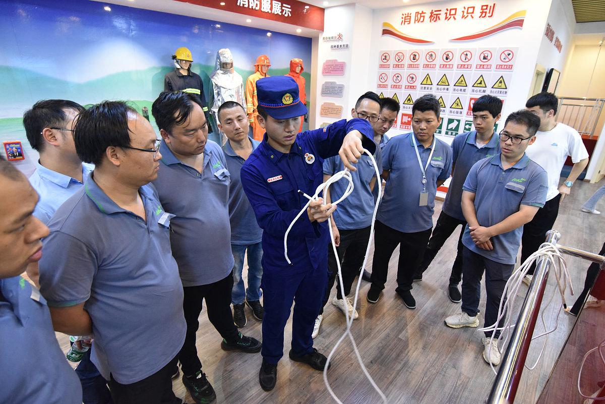 自救互救模拟训练场应有哪些设备和功能？