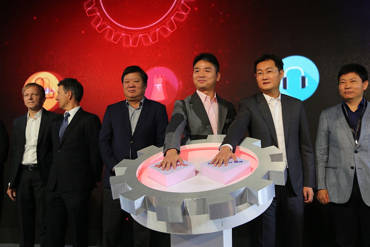  2015年10月17日,北京,京东集团与腾讯集团共同宣布推出全新战略合作