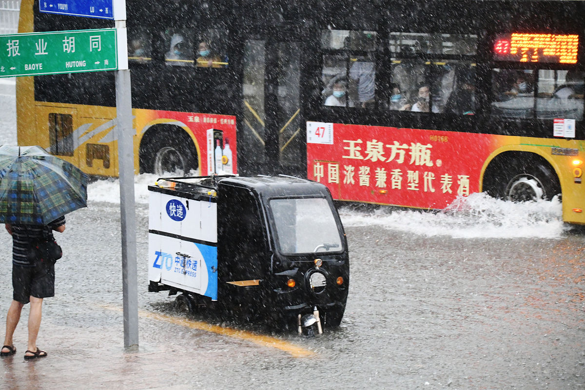 2020年7月22日,哈尔滨下午迎来阵雨,刚开始下的时候还有冰雹,阵雨下的