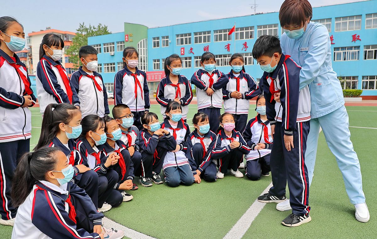 2021年5月12日,河北港口集团有限公司港口医院护士为秦皇岛市海港区新