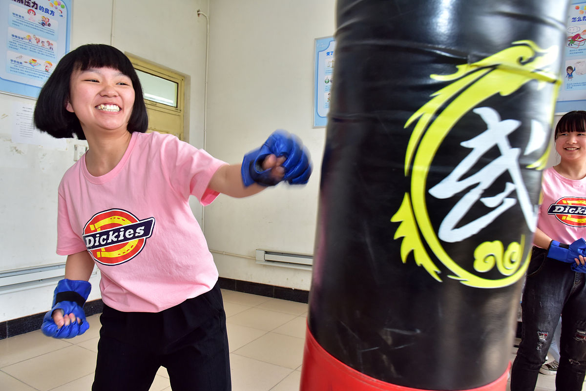 一、短视频名称《宣泄压力释放心灵》二、短视频拍摄背景随着现代社会的发展人们的生活压力越来越大而宣泄这种心理需求也越来越受到重视。学校开设宣泄室为学生提供了一个宣泄压力的平台。本系列短视频旨在通过拍摄宣泄室的场景传递宣泄压力的重要性倡导健康的心理生活。三、短视频拍摄目的通过策划吸引观众关注抖音号传递宣泄压力的信息提醒人们要关注自己的心理健康。四、短视频拍摄主题宣传宣泄压力的重要性通过小剧情展示学生进